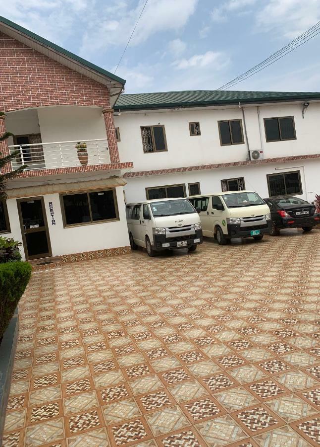 Bonsukoda Lodge Madina Exterior photo